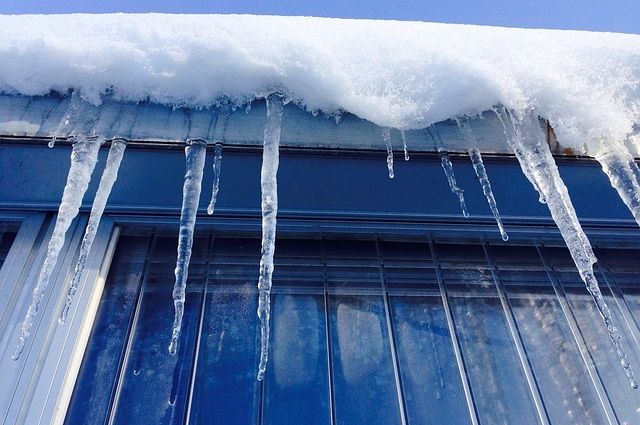 Получить компенсацию при падении снега с крыши в Арсеньеве